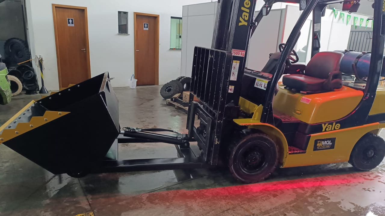 Concha Foortee acoplada aos garfos da empilhadeira