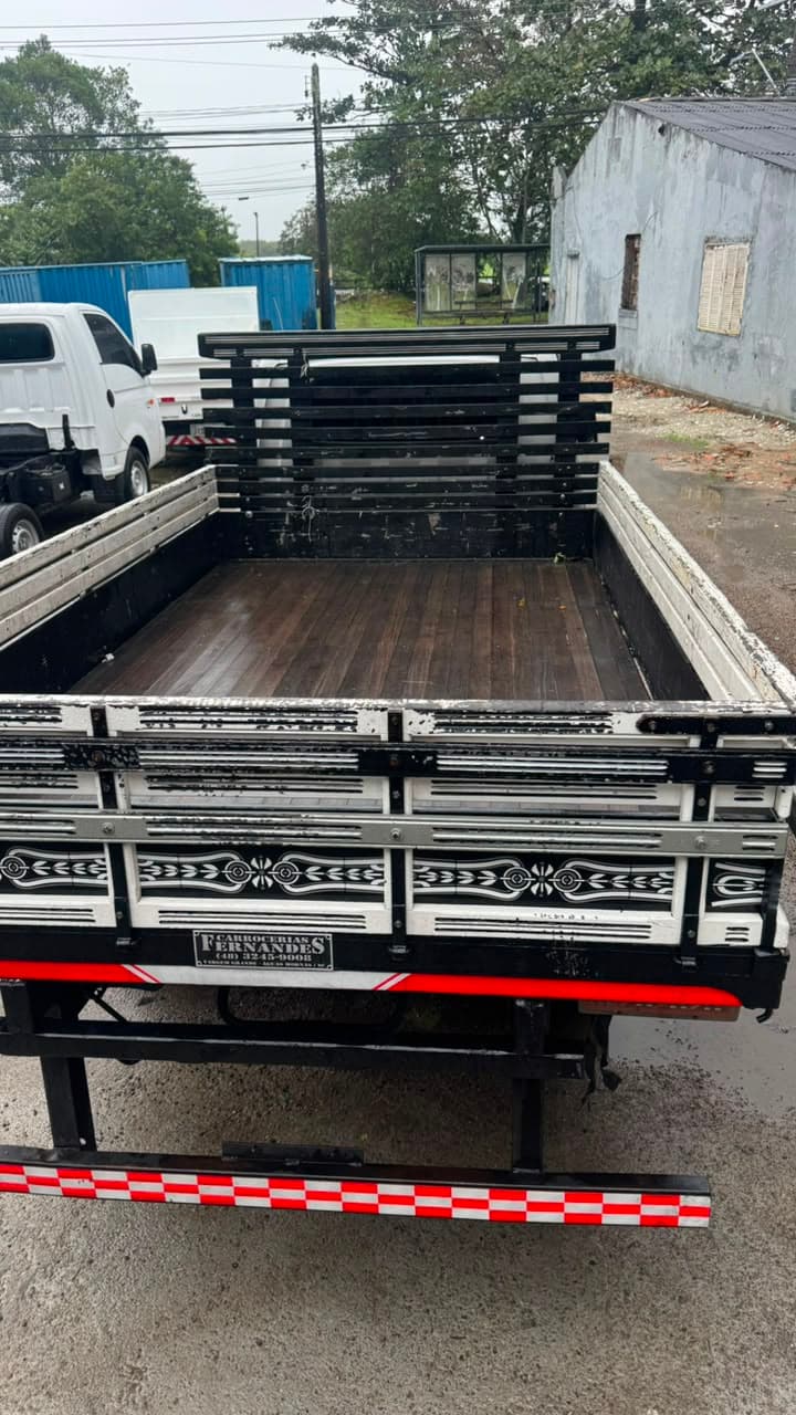 Caminhão de frete com carroceria aberta
